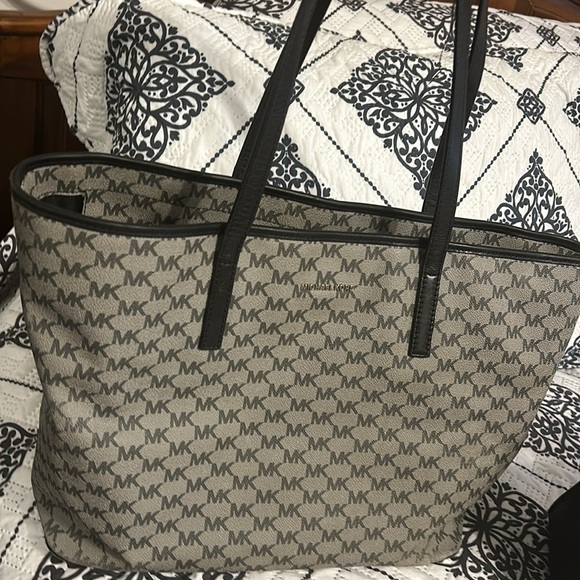 Michael Kors Bags - Picture 8 of 8